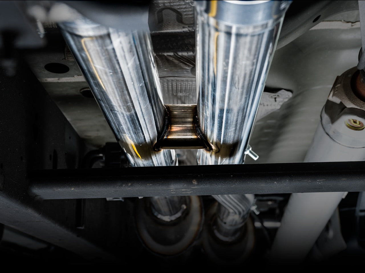 AWE Tuning 19-22 4th Gen GM 1500 6.2L 0FG Catback Split Rear Exit (w/ Bumper Cutouts) - Quad Diamond Tips 3015-43204